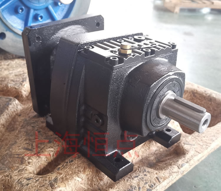 R37系列減速機的實物照片，輸入配伺服電機