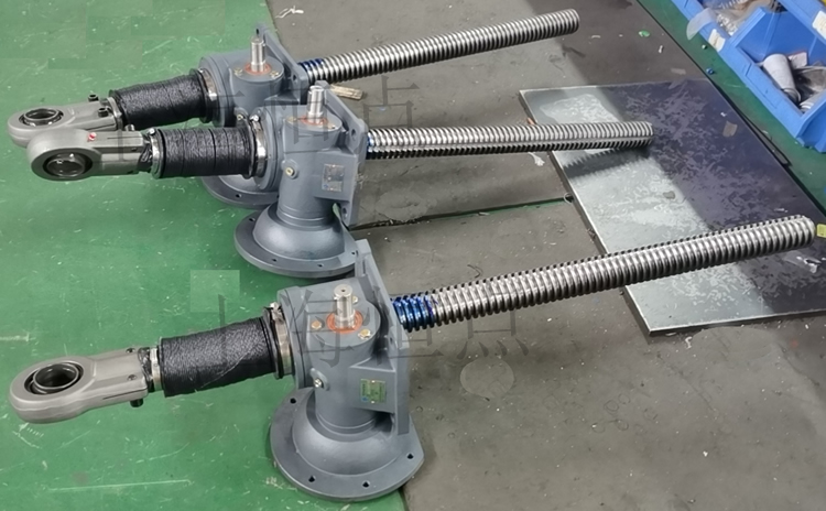 SWLD10升降機配關節軸承，配軟防護罩的實物圖